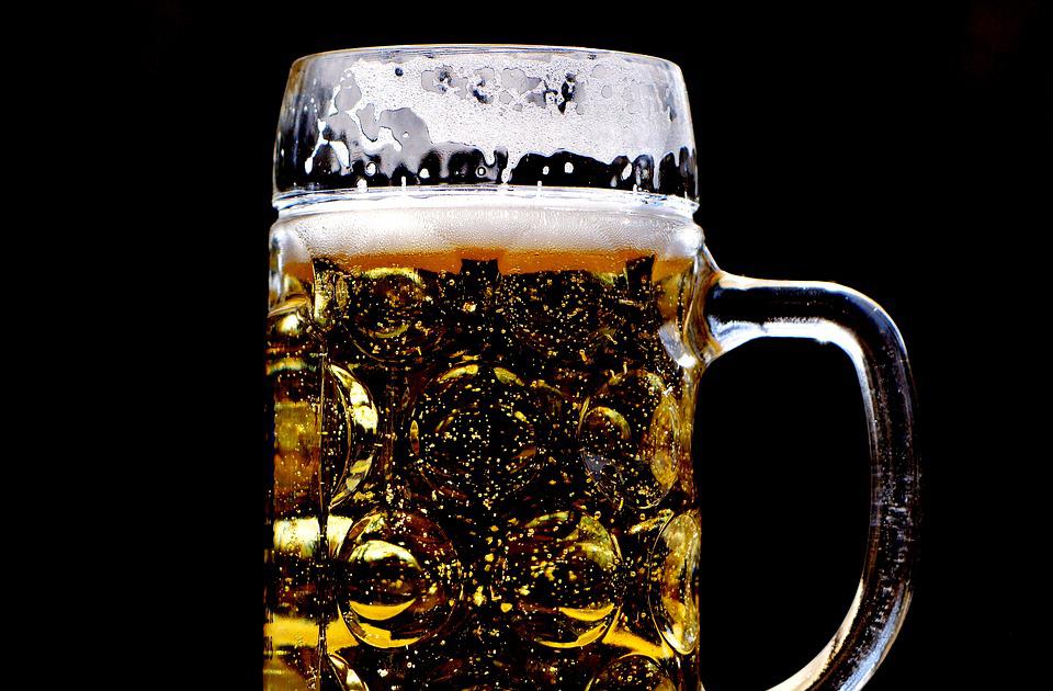 Muži pivo milují.