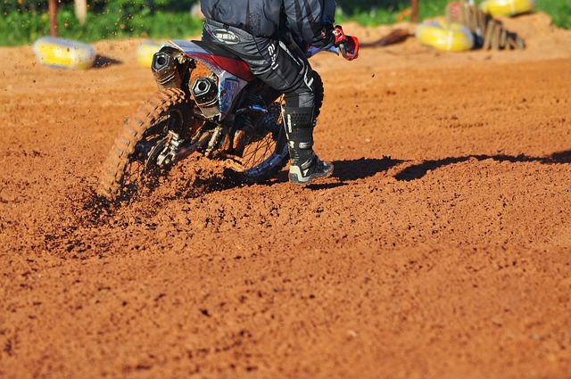 motocross jízda v bahně.jpg