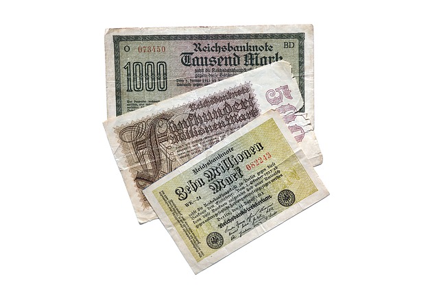 tři staré bankovky