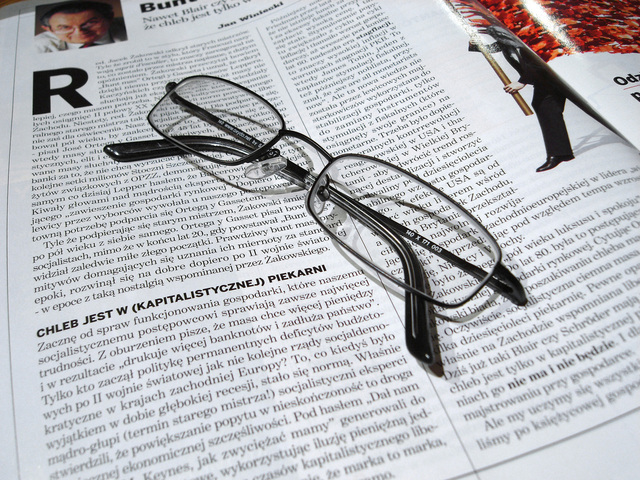 brýle na čtení položené na novinách